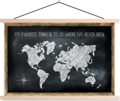 Produktbild von MuchoWow® Textilposter Weltkarte - Zitat - Kreidetafel 120x80 cm mit holzfarbenen Rahmen - Aufhängeset