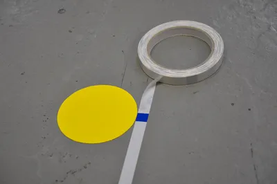 Produktbild von Maßband für Bodenmarkierungen Weiß - Bodenmarkierung mit glatter Oberfläche - Weiß - Glatt - Polyvinyl chloride (PVC) - Innenbereich - DM001