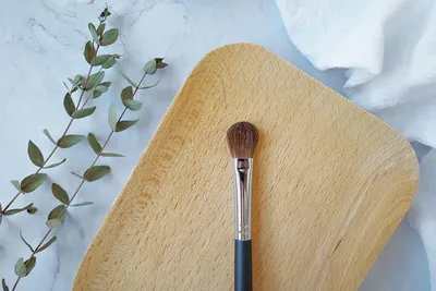 Imagen del producto de Pincel para sombra de ojos, grande, con cerdas sintéticas, mango de madera, ideal para maquillaje de ojos