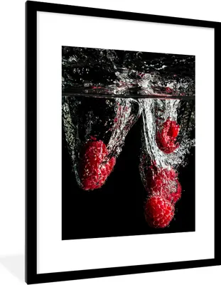 Produktbild von MuchoWow® Gerahmtes Poster Himbeeren - Obst - Stilleben - Wasser - Schwarz - Rot 60x80 cm - Poster mit Schwarzem Bilderrahmen Wandposter Rahmen Foto Bilder - Wohnzimmer - Dekorationen - Prämie