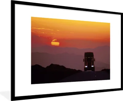 Produktbild von MuchoWow® Gerahmtes Poster Sonnenuntergang hinter dem Lastwagen 90x60 cm - Poster mit Schwarzem Bilderrahmen Wandposter Rahmen Foto Bilder - Wanddekoration - Fotos