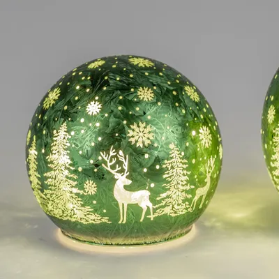 Produktbild von LED Leuchtkugel 10 cm Frosty Grün mit Timer und Hirschmotiv Weihnachtsdeko