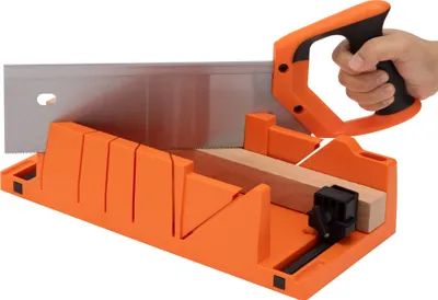 Produktbild von Navaris Gehrungslade mit 2 Klemmen und Handsäge - Set aus Kunststoff Schneidlade und Stahl Säge - Lade zum Schneiden von Holz Leisten - 90° 45° 22,5°-