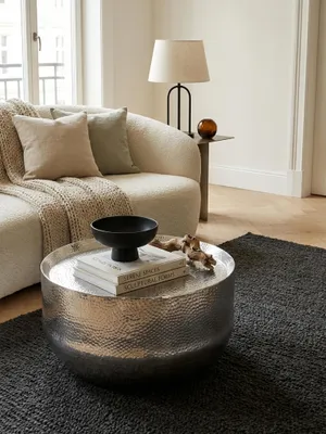 Orientalischer Sofatisch 60x35 cm aus Metall von oben gesehen, zeigt die runde Tischplatte mit erhöhtem Rand und stilvoller Dekoration im Raum._#sku_SAFWL6.453#