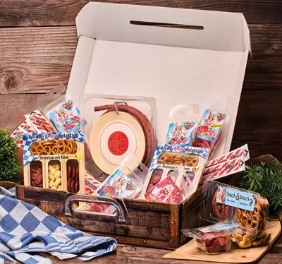 Produktbild von Salami Geschenk Koffer groß mit 24 Wurst Snacks und einer Kabeltrommel 1027 g