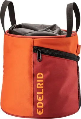 Boulder Bag Herkules von Edelrid in orange und rot; mit seitlichem Reißverschluss und zwei Tragegriffen.