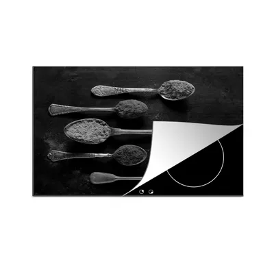 Produktbild von KitchenYeah© Herdabdeckplatte Indische Gewürze auf einem Löffel - schwarz und weiß , 78x52cm, Küche Deko, Glaskeramikkochfeld Herdabdeckung, Abdeckplatte fùr Kochfeld