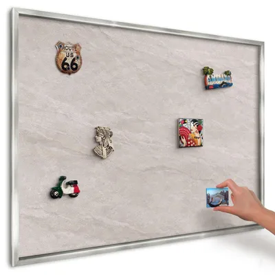 Produktbild von Magnettafel 100x70 cm in einem silbernen Rahmen - Magnetische Metalltafel, Magnetpinnwand zur Wandmontage für Wohnzimmer, Küche, Flur, Kinderzimmer und Büro - Zarte Eleganz