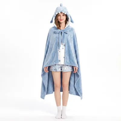 Produktbild von Kuscheldecke mit Kapuze im Hai-Design, weicher Deckenponcho aus Flanell, warm, Blau, für Zuhause und Halloween
