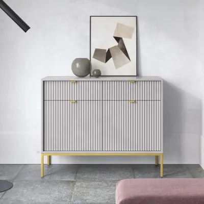 Produktbild von Kommode Kioto 104 cm Grau & Gold – Rillenfront, Goldene Griffe, 2 Türen, 2 Schubladen