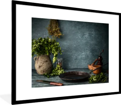 Produktbild von MuchoWow® Gerahmtes Poster Kräuter - Gewürze - Pfanne - Messer - Grau - Rustikal 80x60 cm - Poster mit Schwarzem Bilderrahmen Wandposter Rahmen Foto Bilder - Schlafzimmer-Dekorationen - Fotoposter