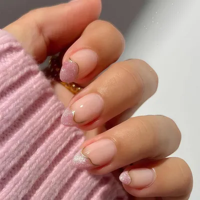 Zdjęcie produktu dla Sztuczne paznokcie, migdałowy kształt, kolor nude różowy, efekt "cat eye" z złotą linią, 24 sztuki.