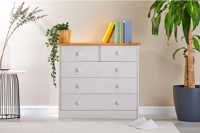 Produktbild von Kommode RONDO, schöne Anrichte mit 5 Schubladen, praktisches Sideboard aus massiver Kiefer in weiß/braun, zeitlose Schubladenkommode mit Holzgriffe