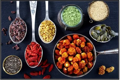 Produktbild von Wallario Wandbild Gesunde Superfoods in Töpfen, Größe: 61 x 91,50 cm, Poster mit schwarzem Aluminiumrahmen