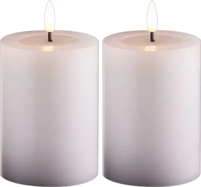 Produktbild von 2er Set Stumpenkerzen LED weiß klein - Echtwachskerze mit beweglicher Flamme flackernd mit Echtwachspiegel - Timerfunktion für 6 Stunden Warmweißes Licht 7,5cm ø 10cm Höhe - 2 AA Batterien nötig