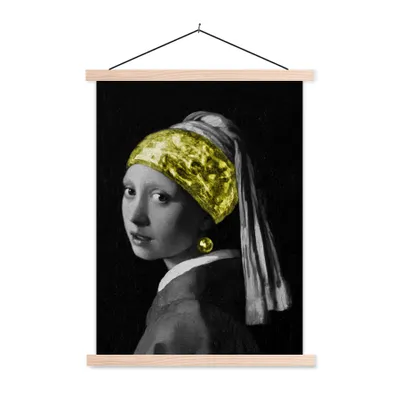 Produktbild von MuchoWow® Textilposter Mädchen mit Perlenohrring - Gold - Schwarz 120x160 cm mit holzfarbenen Rahmen - Plakatkarton