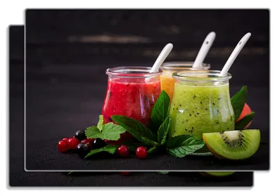 Produktbild von Wallario Frühstücksbrettchen 2er Set aus Glas, je 20 x 30 cm, mit rutschfesten Füßen, Motiv Bunte Smoothies in grün und rot