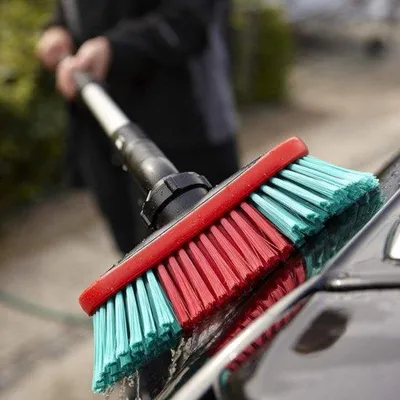 Produktbild von Famanu Autobürste mit Wasserdurchlauf und Drehgelenk - 250 mm, weich/gesplittet, schwarz