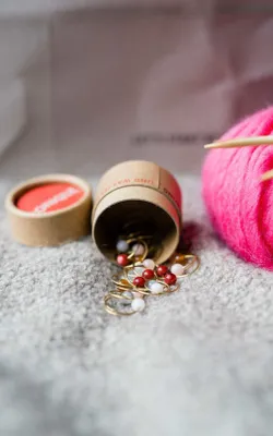 Produktbild von OONIQUE Hochwertiges Maschenmarkierer Set - 40 Metall Ringe in 5 Farben | Praktisches Strick- und Häkelzubehör, Maschenmarkierer Metall