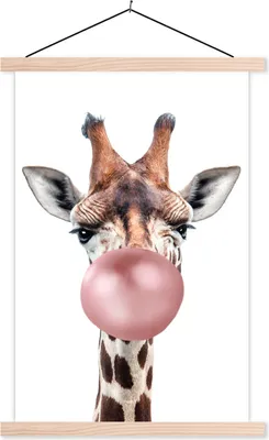 Produktbild von MuchoWow® Textilposter Giraffe - Kaugummi - Rosa - Kinder - Junge - Mädchen 60x90 cm mit holzfarbenen Rahmen - Textil