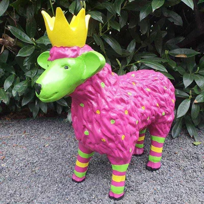 Produktbild von Gartenfigur Schaf Figur mit Krone pink 45 cm Kunstharz – grüner Kopf, Ringelbeine