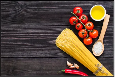 Produktbild von Wallario Wandbild Italienisches Menü mit Spaghetti, Tomaten, Salz und Chilischoten, Größe: 61 x 91,50 cm, Poster mit schwarzem Aluminiumrahmen
