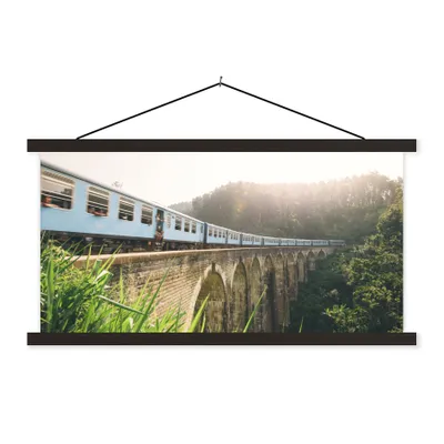 Produktbild von MuchoWow® Textilposter Ein Zug über eine Brücke 120x60 cm mit schwarzem Rahmen - Dekoration Schlafzimmer