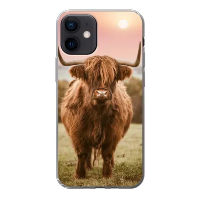 Produktbild von MuchoWow® Handyhülle Schutzhülle Hülle für iPhone 12 Schottischer Highlander - Sonne - Himmel Silikon Softcase Handy Hülle - Schutzhülle