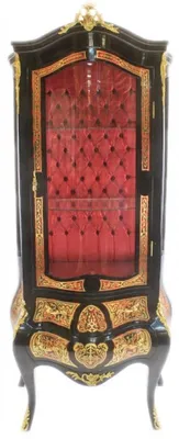 Immagine prodotto di Vetrina in stile barocco "Casa Padrino", decorata con intarsi "Boulle", ispirata a Versailles. Mobile espositivo rappresentativo, nei colori nero, oro e rosso. Dimensioni: 65 x 40 x 185 cm