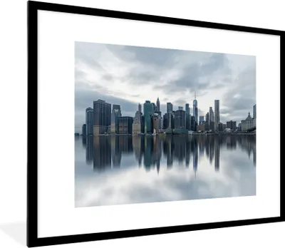 Produktbild von MuchoWow® Gerahmtes Poster New York - Skyline - Reflexion 80x60 cm - Poster mit Schwarzem Bilderrahmen Wandposter Rahmen Foto Bilder - Schlafzimmer-Dekorationen - Fotoposter