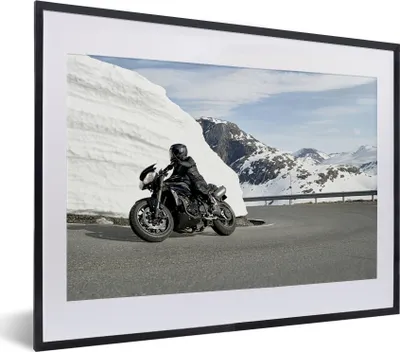 Produktbild von MuchoWow® MuchoWow® Gerahmtes Poster Ein Motorrad in den verschneiten Bergen 40x30 cm - Poster mit zchwarzem Bilderrahmen - Bilderrahmen - Poster im Rahmen