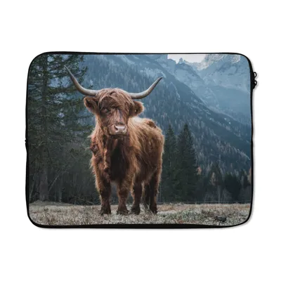 Produktbild von MuchoWow® Laptop Hülle 17 Zoll Laptoptasche Schottische Highlander - Berg - Landschaft - Bäume - Kuh - Natur - Zipper - Schutzabdeckung