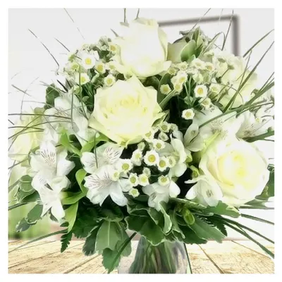 Produktbild von Großer Blumenstrauß in Weiß - Strauß mit weißen Rosen und Alstromerien