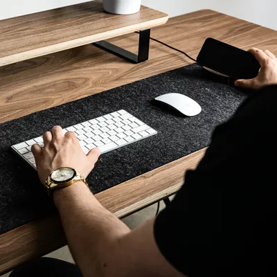 Obrázek produktu pro Podložka na stůl 90x30 z prvotřídních materiálů: merino vlny a přírodního korku. Příslušenství k psacímu stolu Podložka pod stůl