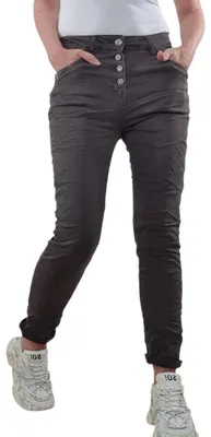 Imagen del producto de Pantalones vaqueros elásticos para mujer Karostar. Modelo "boyfriend" con botones decorativos. Corte medio