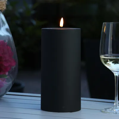 Produktbild von LED Stumpenkerze MIA - Kunststoff - realistische 3D Flamme - H: 20cm - f. Außen - schwarz