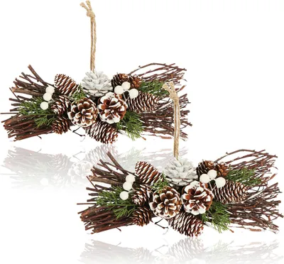 Produktbild von com-four® 2x Weihnachtsgesteck - Zapfen, Zweige und glitzernde Beeren als dekorativer Wandschmuck - handgemachtes Blumenarrangement als Winter-Hängedekoration für Fenster und Tür