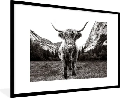 Produktbild von MuchoWow® Gerahmtes Poster Berg - Schwarz - Weiß - Schottischer Highlander 90x60 cm - Poster mit Schwarzem Bilderrahmen Wandposter Rahmen Foto Bilder - Wanddekoration - Fotos
