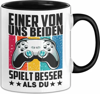 Produktbild von Gamer Tasse Geschenk Spruch Für Zocker Einer Von Uns Beiden Spielt Besser Als Du Becher (Schwarz)