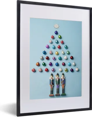 Produktbild von MuchoWow® MuchoWow® Gerahmtes Poster Ein Weihnachtsbaum aus Kugeln auf hellblauem Hintergrund 30x40 cm - Poster mit zchwarzem Bilderrahmen - Wandposter Schlafzimmer