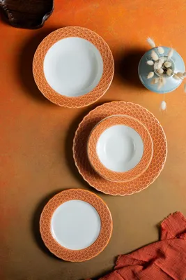 Produktbild von Hermia Concept, Hochwertiges Geschirrset (24 Teile) aus 100% Porzellan, Weiß/Orange