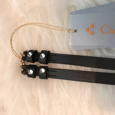 Immagine prodotto di Cinturino per speroni Döbert in pelle nera con fibbia e 2 pietrine argentate