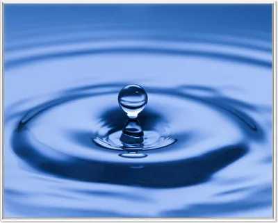 Produktbild von Wallario Wandbild Wassertropfen im blauen Wasser, Größe: 40,30 x 50,30 cm, Poster mit weißem Aluminiumrahmen