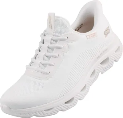 Auf dem Bild ist ein freizeitschuh in Weiß abgebildet der von der Seite betrachtet wird. Der Schuh hat eine sportliche Form und zeigt eine klare Sohle sowie die Schnürsenkel.