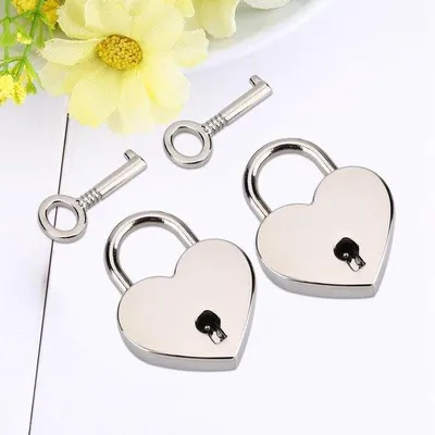 Immagine prodotto di Due lucchetti a forma di cuore in argento con chiavi – piccoli lucchetti vintage per portagioie, diari, cassette di sicurezza e cassette postali