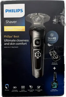 Produktbild von Philips Shaver S9000 Prestige, elektrischer Nass- und Trockenrasierer, Gold, SkinIQ Technologie, Reiseetui, Qi-Ladepad, Präzisionstrimmer, Nasenhaartrimmer und Reinigungsstation, Modell SP9882/36