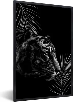 Produktbild von MuchoWow® Gerahmtes Poster Seite eines Tigers vor einem schwarzen Hintergrund mit Zweigen - schwarz und weiß 60x90 cm - Poster mit Schwarzem Bilderrahmen Wandposter Rahmen Foto Bilder - Kunst