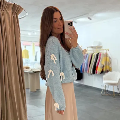 Produktbild von Strickjacke Damen Cardigan mit weißen Schleifen „Anna“ Hellblau Onesize (XS-XL), für Frauen Langarm Grobstrickjacke, Herbst Winter Strickmantel Frau