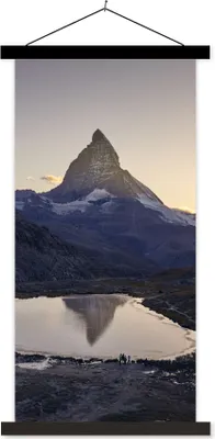 Produktbild von MuchoWow® Textilposter Das Matterhorn und der Riffelsee bei Sonnenaufgang in der Schweiz 60x120 cm mit schwarzem Rahmen - Magnete