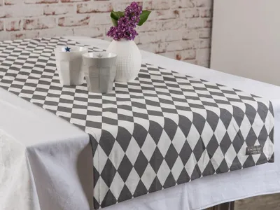 Produktbild von Krasilnikoff Tischläufer HARLEKIN Dunkelgrau Tischdecke Rauten Karos grau weiß
